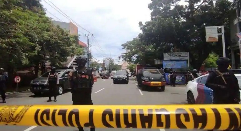 Ινδονησία : Δεκατέσσερις οι τραυματίες από τη βομβιστική επίθεση αυτοκτονίας έξω από καθολικό ναό