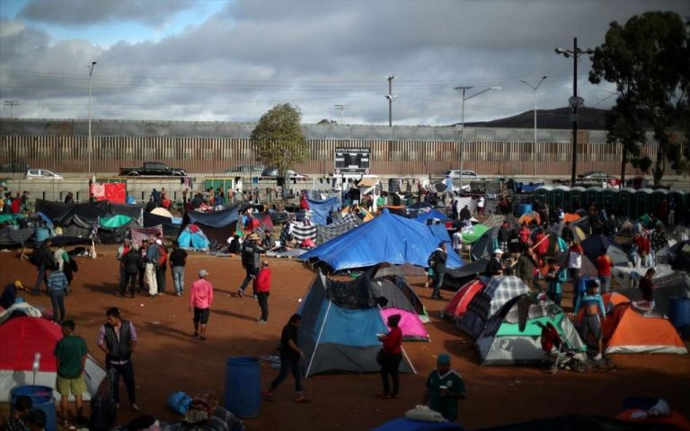 ΗΠΑ : Αναμένουν πρωτόγνωρη συρροή στα σύνορά τους με το Μεξικό – Παραδέχονται αδυναμία διαχείρισης ασυνόδευτων ανηλίκων