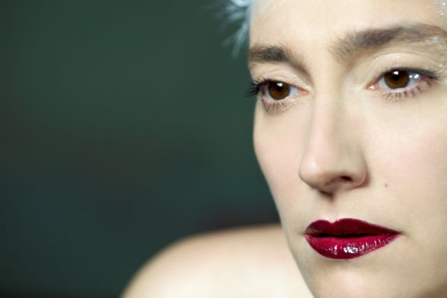 «Όπως λένε…»: Η Ηρώ διασκευάζει το «Comme ils disent» του Σαρλ Αζναβούρ