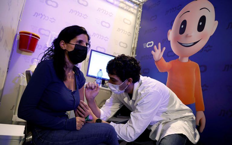 Ισραήλ : Αυξάνονται οι εμβολιασμοί αλλά και ο δείκτης R0 αναπαραγωγής του ιού