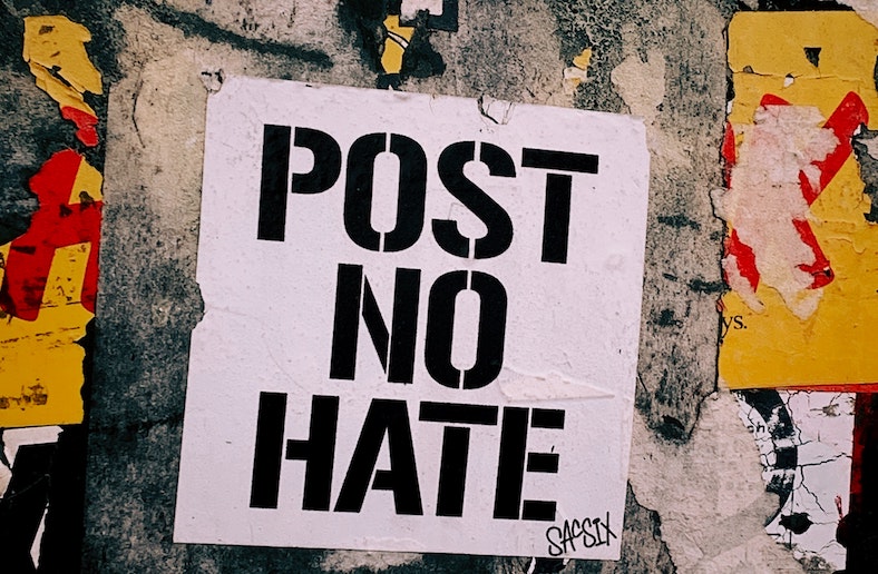 Η επιστροφή του τοξικού μίσους – Ο εμφύλιος μεταφέρθηκε στα social media