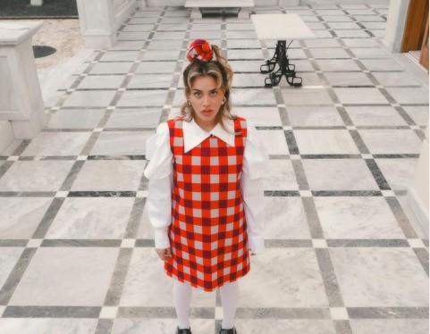 Η Κόνι Μεταξά ποζάρει με μαύρα καυτά εσώρουχα και κόβει την ανάσα