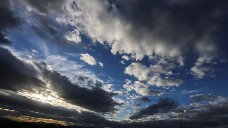 Καιρός : Βροχές, καταιγίδες και χιόνια στα ορεινά