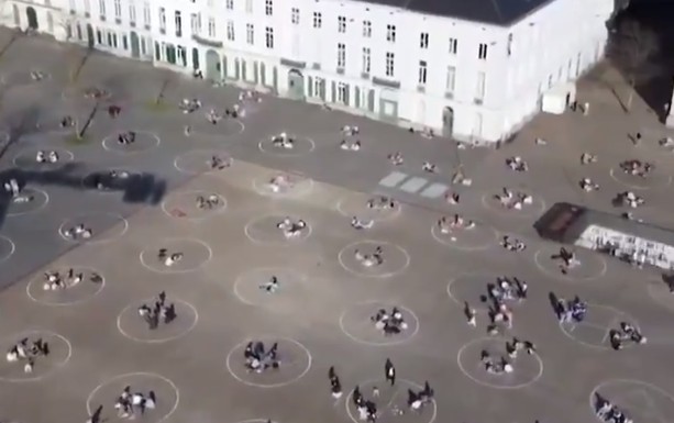 Δεν παίζονται οι Βέλγοι: Βρήκαν τρόπο να τηρούνται οι αποστάσεις στις πλατείες