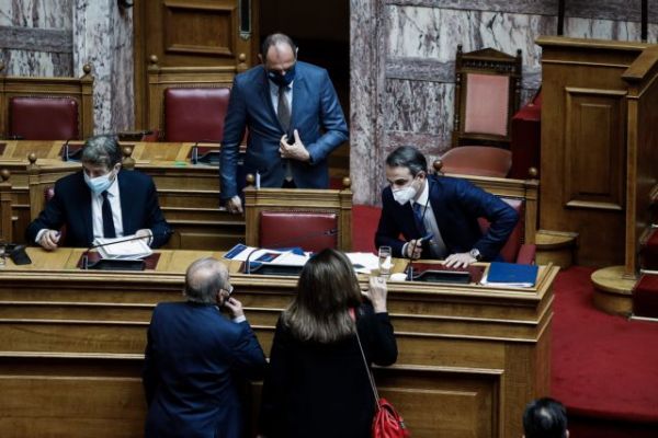 Αντιδράσεις από Γεννηματά, ΚΚΕ και ΜέΡΑ25 για την κοινοβουλευτική κόντρα Μητσοτάκη – Τσίπρα