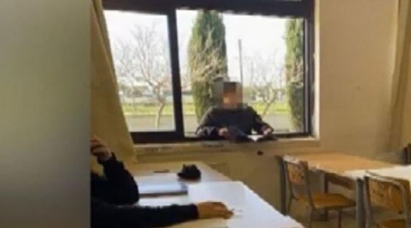 Κοροναϊός : Μαθητής παρακολουθεί μάθημα από το παράθυρο της τάξης (βίντεο)