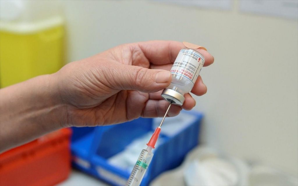 ΗΠΑ : Μπόνους, αποζημιώσεις ή άδεια προσφέρουν εταιρείες σε εργαζόμενους για να εμβολιαστούν