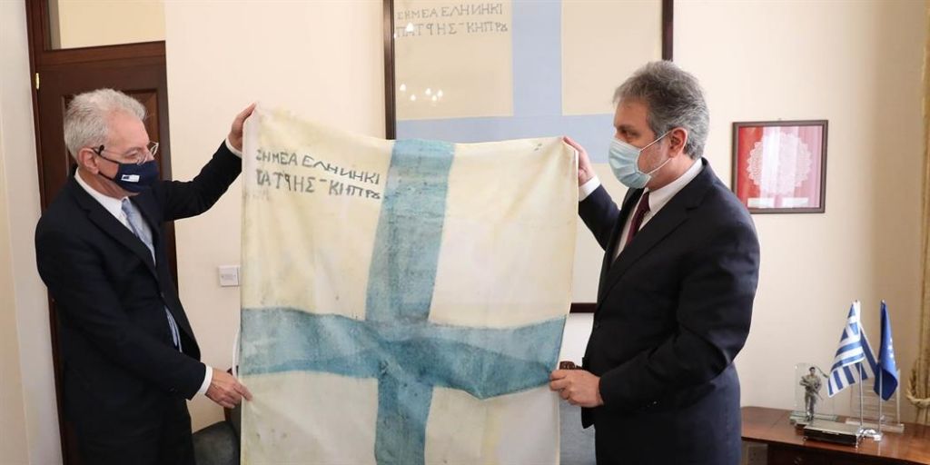 25η Μαρτίου : Αντίγραφο της σημαίας των Κυπρίων αγωνιστών του 1821 στον υπουργό Παιδείας της Κύπρου