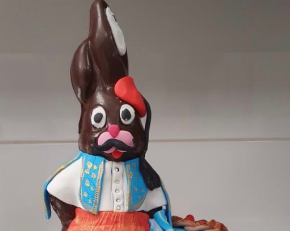 Θεσσαλονίκη : Σοκολατένιοι λαγοί ντύνονται… τσολιαδάκια για την 25η Μαρτίου