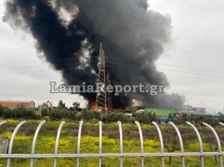 Φωτιά στο Σχηματάρι : Τρεις τραυματίες στο φλεγόμενο εργοστάσιο ανακύκλωσης