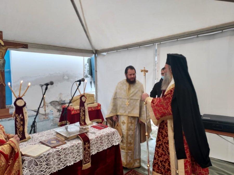 Ο μητροπολίτης Ελασσόνας ιερουργεί σε αυτοσχέδια εκκλησία για τους σεισμόπληκτους στο Δαμάσι