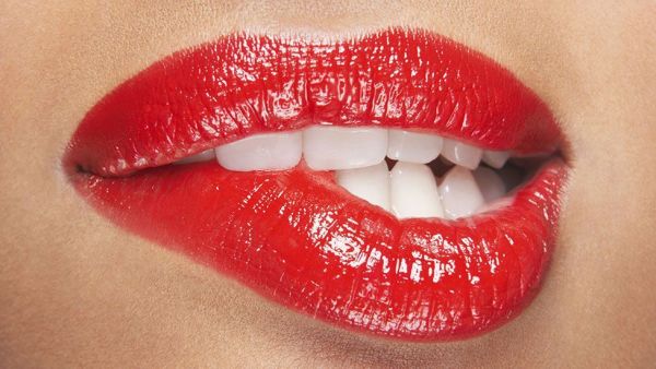 Εύκολα και γρήγορα: Πώς να τονώσετε και να ενυδατώσετε τα χείλη σας