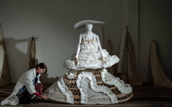 Η δημιουργική διαδικασία της μόδας στις βιτρίνες των καταστημάτων