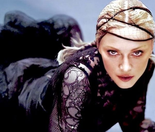 Μαντόνα: Ποζάρει ημίγυμνη και βάζει φωτιά στο Instagram