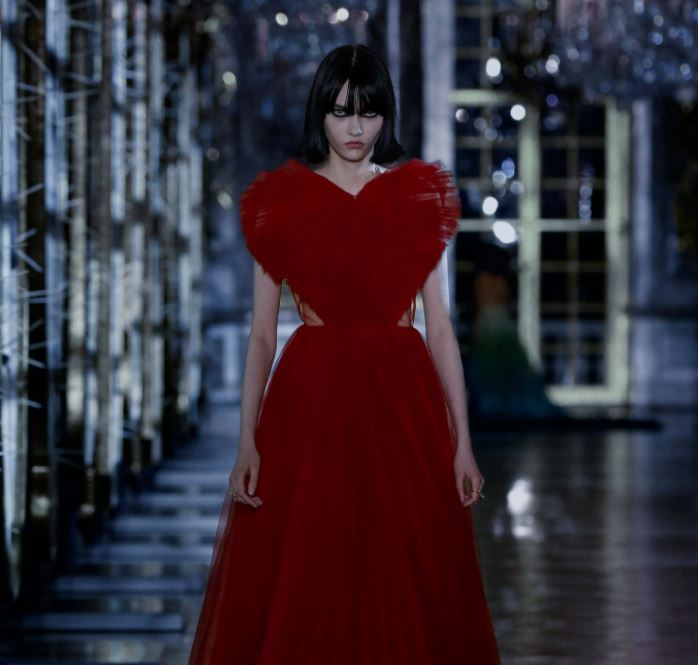 «Disturbing Beauty»: Η Maria Grazia Chiuri υφαίνει το δικό της Dior παραμύθι
