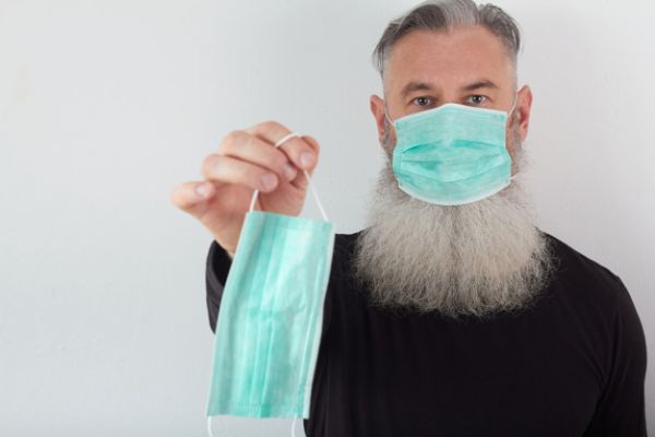 Κοροναϊός : Διπλή μάσκα για τους… μουσάτους