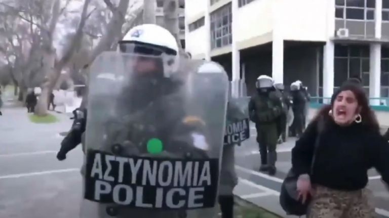 ΑΠΘ : Η φοιτήτρια που έγινε viral φωνάζοντας στα ΜΑΤ «Δείρε με, δείρε με!»