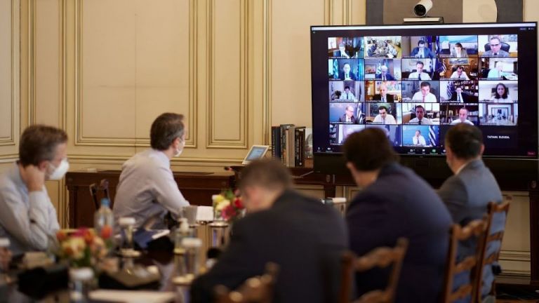 Μπροστά στη μεγάλη εικόνα