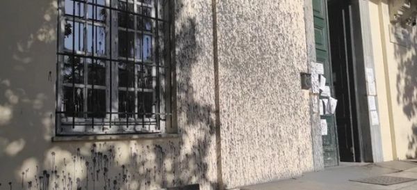 Βόλος : Επίθεση με μπογιές στο Δικαστικό Μέγαρο