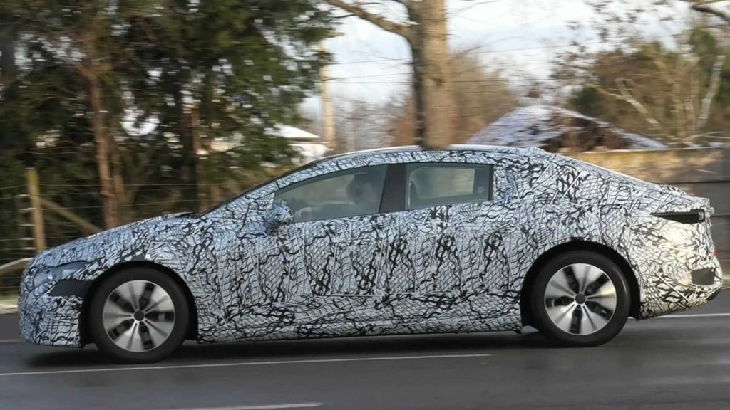 Η Mercedes EQE βάζει πλώρη για το φθινόπωρο