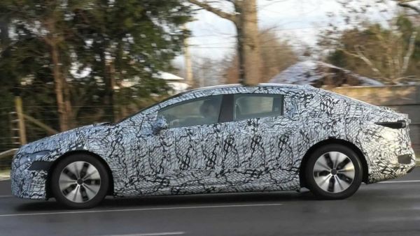 Η Mercedes EQE βάζει πλώρη για το φθινόπωρο