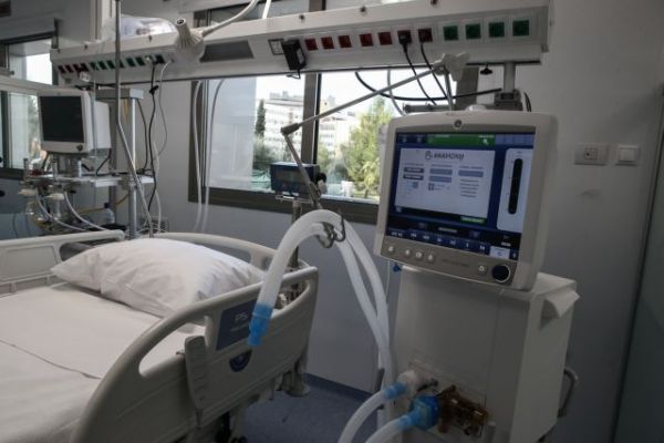 Κοροναϊός : «Τρόμος» από το νέο ρεκόρ διασωληνωμένων – Πιέζονται τα νοσοκομεία