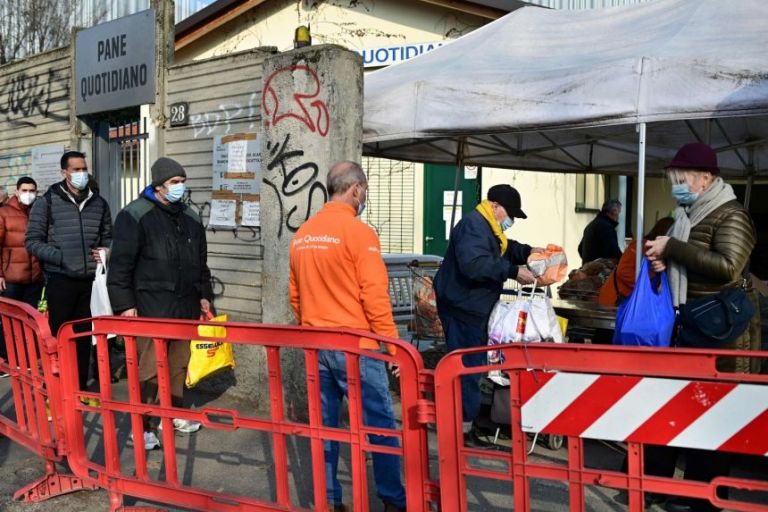 Ιταλία : Ουρές για ένα πιάτο φαΐ στο Μιλάνο