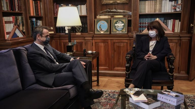 Μητσοτάκης: Επιθυμούμε να επιστρέψουμε στην κανονικότητα με ασφάλεια – Προτεραιότητα στους μαθητές για τα self test