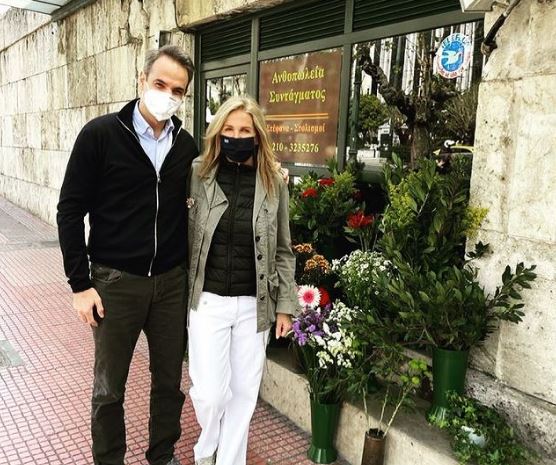 Ο Μητσοτάκης με τη σύζυγό του φωτογραφίζονται μπροστά στα λουλουδάδικα