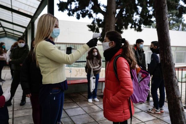 Λέσβος : Στον εισαγγελέα καθηγήτρια που αρνείται να φορέσει μάσκα στην τάξη