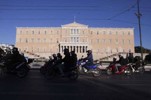 Μοτοπορεία στο κέντρο της Αθήνας για το τροχαίο στη Βουλή