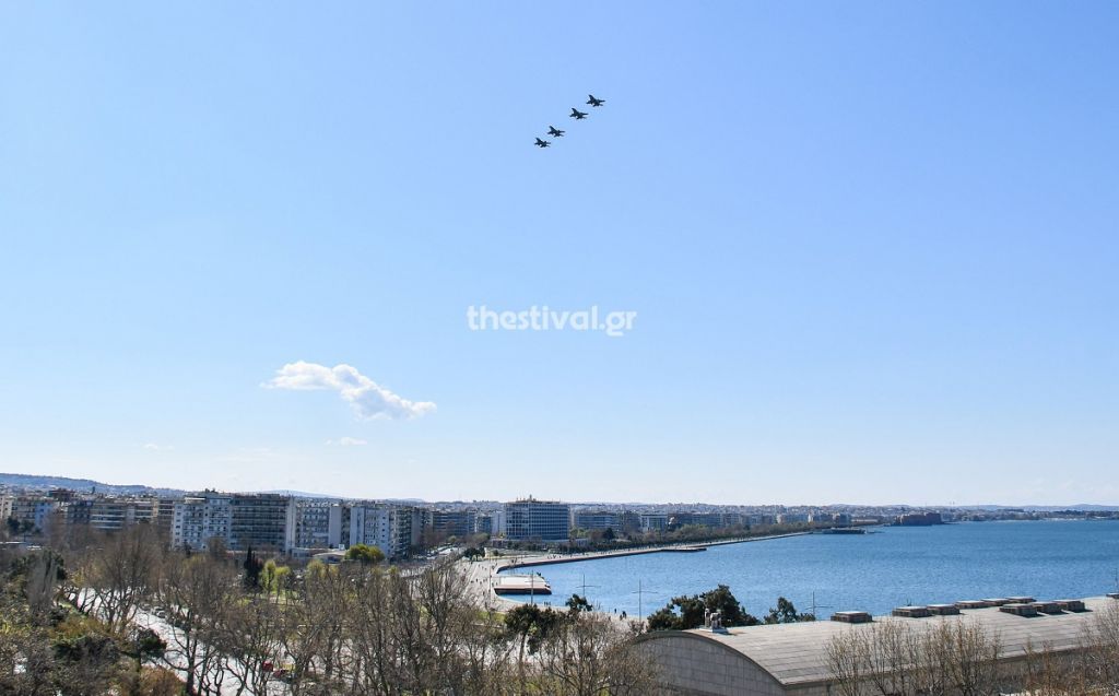 25η Μαρτίου : Η στιγμή που μαχητικά F-16 «σκίζουν» τον ουρανό της Θεσσαλονίκης