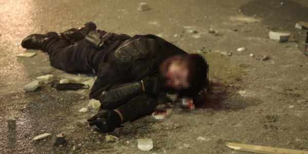 Νέα Σμύρνη : Οδομαχίες και πρωτοφανή επεισόδια – Η στιγμή της επίθεσης στον αστυνομικό, τον χτυπούσαν επί 2,5 λεπτά