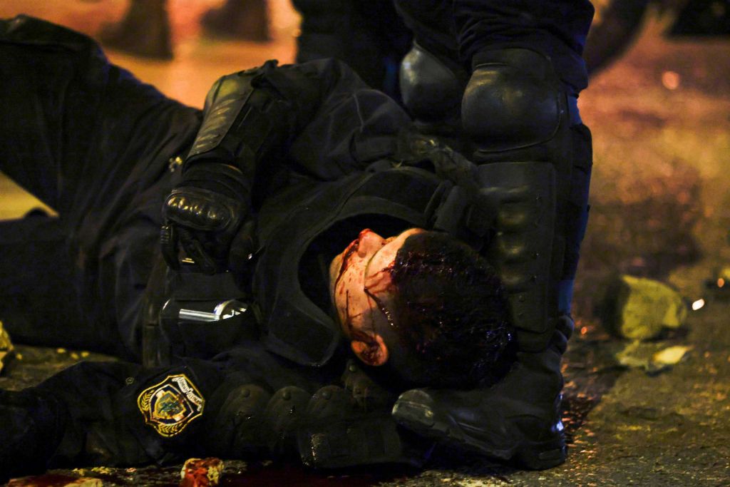 Νέα Σμύρνη : Πώς περιγράφουν οι αστυνομικοί τα επεισόδια - «Ψόφα κ@@@μπατσε - Σκοτώστε τον, γ@@@@τον»