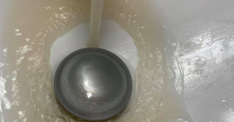 Σεισμός στην Ελασσόνα : Θολό, καφέ το νερό στη Λάρισα