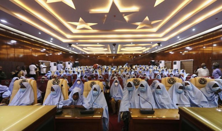 Νιγηρία : Αφέθηκαν ελεύθερες εκατοντάδες μαθήτριες που είχαν απαχθεί από οικοτροφείο