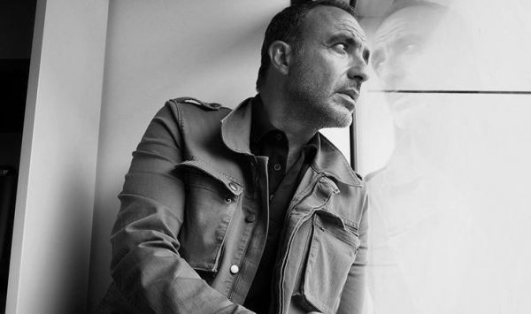 Νίκος Αλιάγας: Απαγγέλλει μοναδικά την «Ιθάκη» του Καβάφη στα γαλλικά – Βίντεο