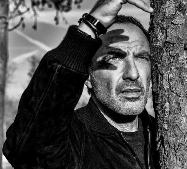 Νίκος Αλιάγας: Το πάθος για τον φακό, η «δύσκολη» Τζολί και το προφητικό «κλικ» Daft Punk