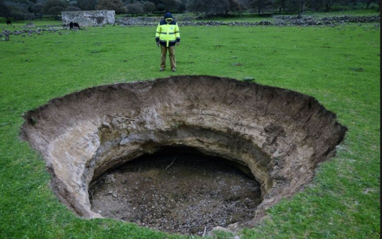 Νίσυρος : Κρατήρες και ρωγμές στο έδαφος του νησιού – Τι διαπίστωσαν οι επιστήμονες
