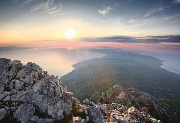 «Στου κόσμου το μπαλκόνι»: Καινούργιο τραγούδι του Νταλάρα σε στίχους Νικολακοπούλου