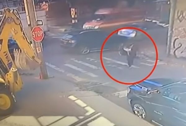 Συγκλονιστικό βίντεο: Γυναίκα κοιτούσε το κινητό της και τραυματίστηκε θανάσιμα από εκσκαφέα