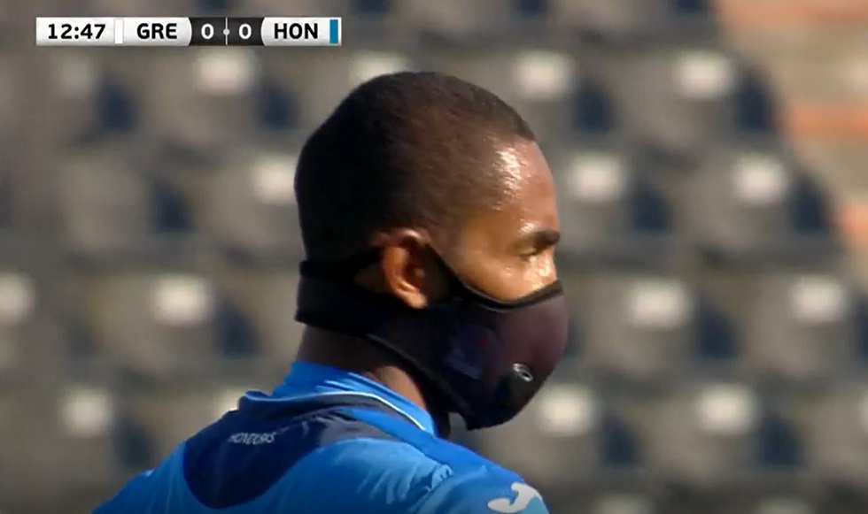 Ποδοσφαιριστής της Ονδούρας αγωνίζεται με μάσκα