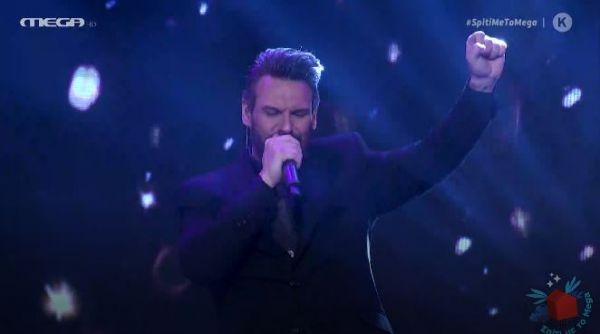 «Να σηκωθούν» προτρέπει τους τηλεθεατές ο Κιάμος πριν τραγουδήσει το «Απόψε φόρα τα καλά σου»