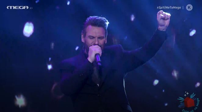 «Να σηκωθούν» προτρέπει τους τηλεθεατές ο Κιάμος πριν τραγουδήσει το «Απόψε φόρα τα καλά σου»