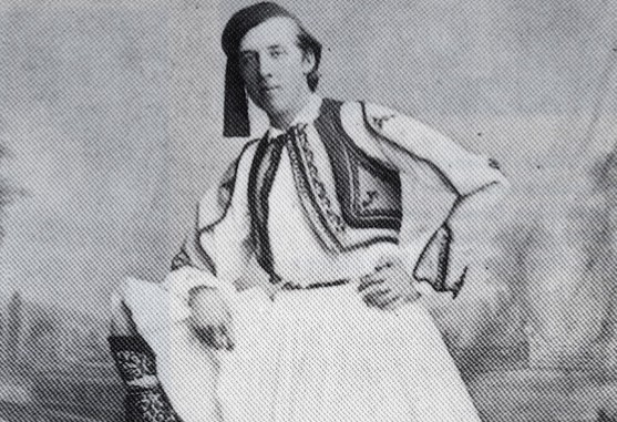 Είναι παγκοσμίου φήμης συγγραφέας που μιλούσε αρχαία Ελληνικά – Φωτογραφήθηκε με φουστανέλα στην Αθήνα το 1877