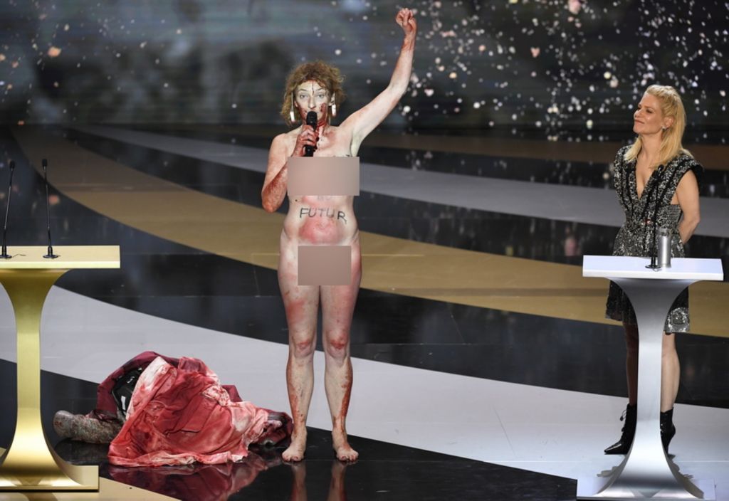 Χαμός στα «γαλλικά Όσκαρ» – Διάσημη γαλλίδα ηθοποιός βγήκε γυμνή στη σκηνή