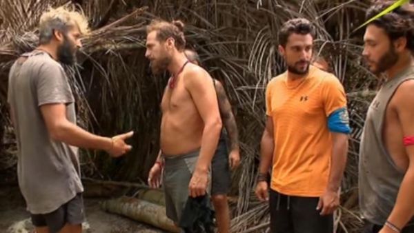 Survivor : «Σφαγή» στην άφιξη των μπλε στην καλύβα των κόκκινων – «Για μ@λ@κ@ με περνάς;»