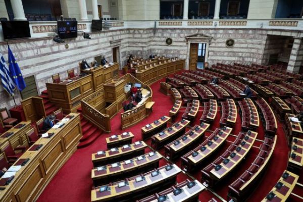 Βουλή : Έντονη κόντρα Βαρουφάκη – Γεωργιάδη, με αλληλοεπιθέσεις