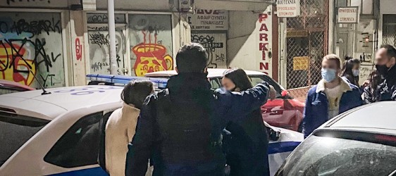 Θεσσαλονίκη : Έφοδος της Αστυνομίας σε κορονοπάρτι Γάλλων φοιτητών – Κρύφτηκαν σε ντουλάπες και κάτω από κρεβάτια