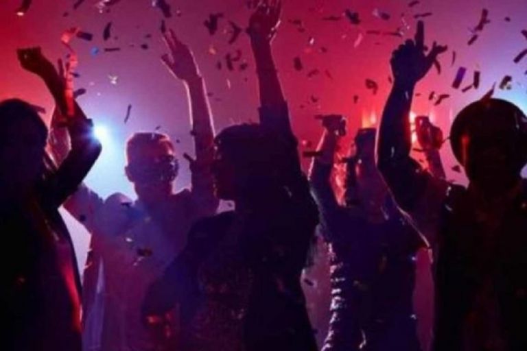 Κοροναϊός : Μεγάλο κορoνο-πάρτι σε βίλα στη Λούτσα - Γάλλοι και Ιταλοί έτρεχαν να κρυφτούν